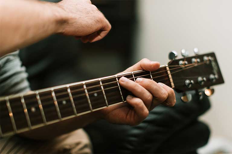 Tips Bermain Gitar Agar Lebih Mudah Dipahami Bagi Para Pemula